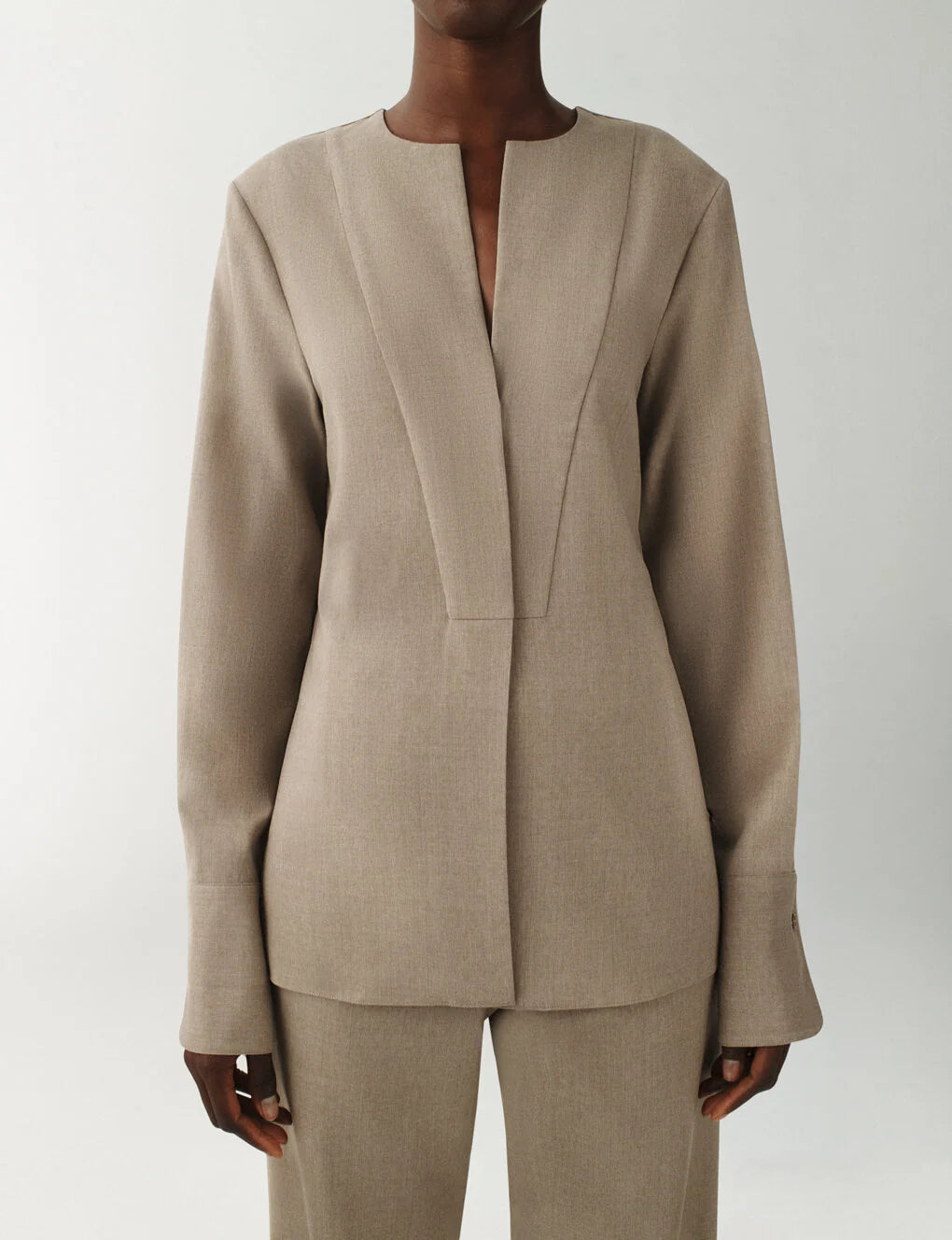 The Barb Shirt In Lightweight Stretch Suiting in Dune